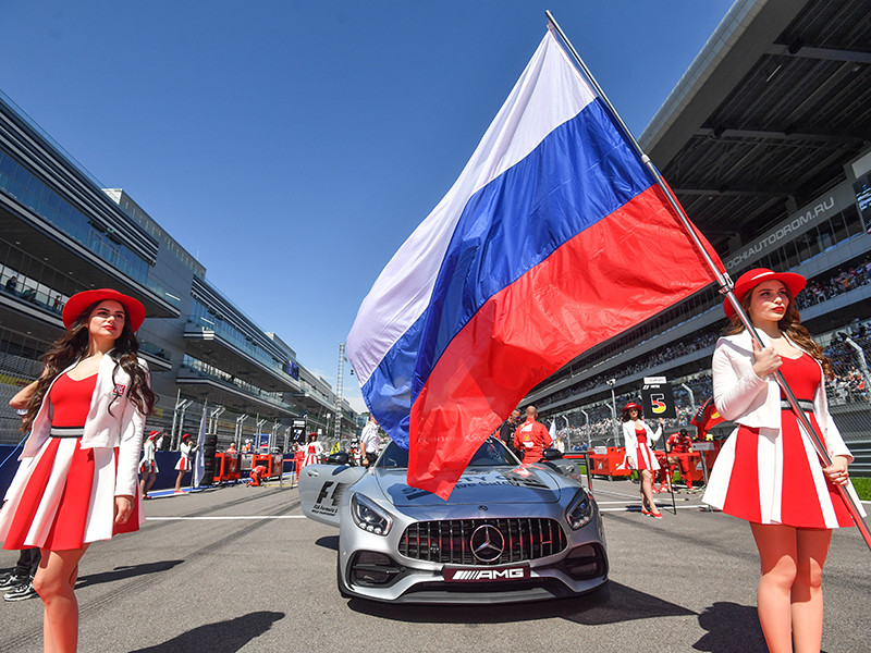 Организаторы российского этапа "Формулы-1" не хотят отказываться от грид-герлз