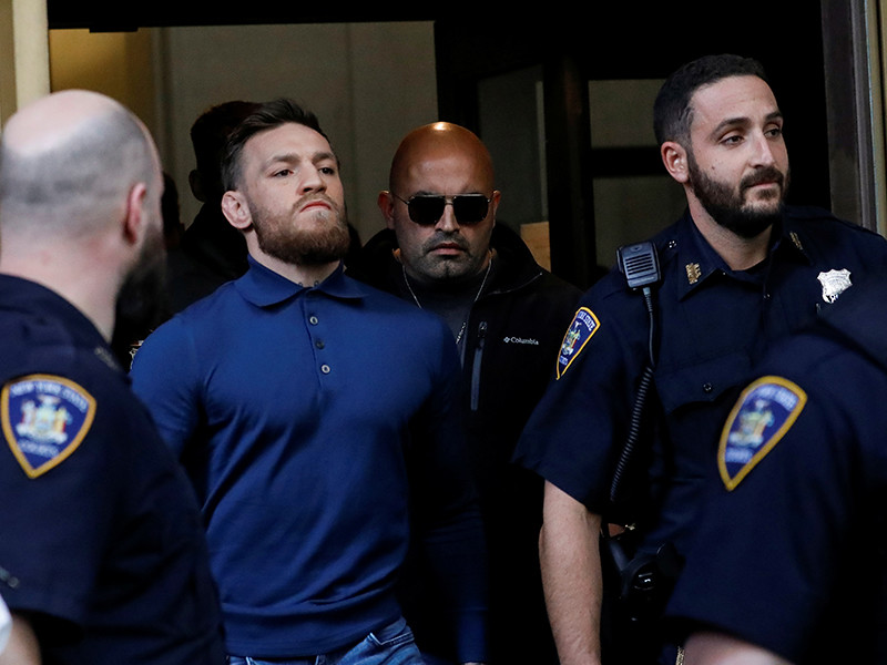 Боец смешанных единоборств ирландец Конор Макгрегор предстал перед судом в Нью-Йорке за нападение на автобус с бойцами Абсолютного бойцовского чемпионата (UFC) у спортивного комплекса