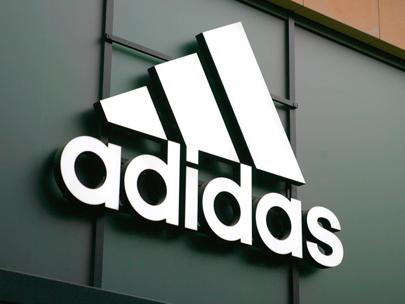 Немецкая компания - производитель спорттоваров Adidas удалила со своего сайта коллекцию спортивной одежды с изображением герба Советского Союза и надписями USSR