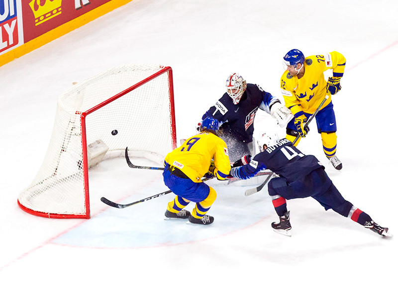 Сборная Швеции одержала убедительную победу со счетом 6:0 над командой США и вышла в финал чемпионата мира по хоккею в Дании

