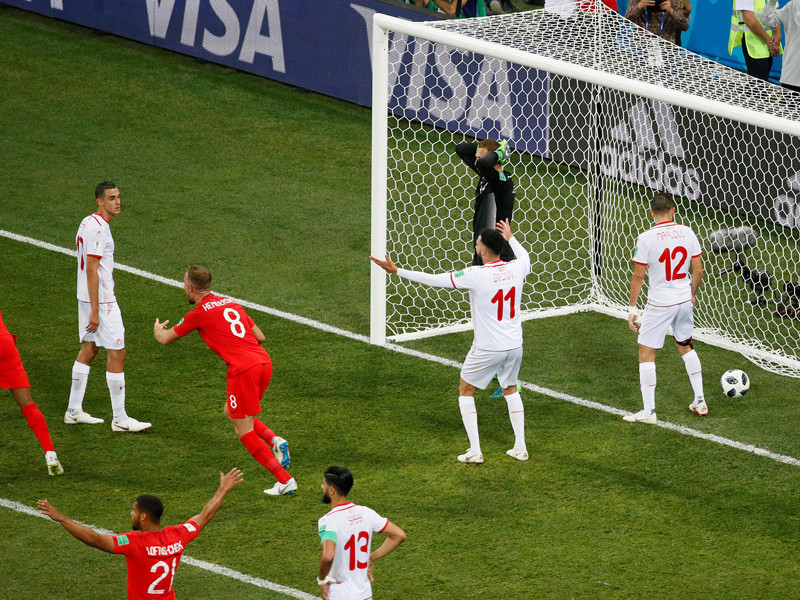 На фото: Харри Кейн забивает победный гол в ворота сборной Туниса