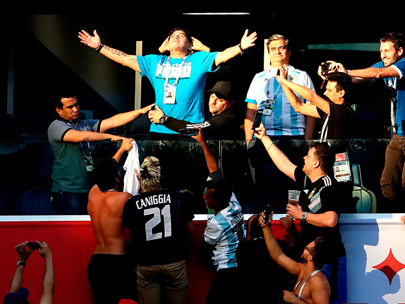 Марадона наблюдал за матчем из VIP-ложи стадиона на Крестовском острове, и во время телетрансляции камеры неоднократно показывали его бурные эмоции и реакцию на происходящее

