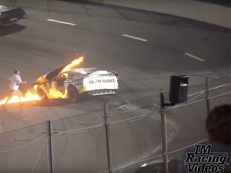 Отец пилота NASCAR во время гонки спас сына из горящей машины