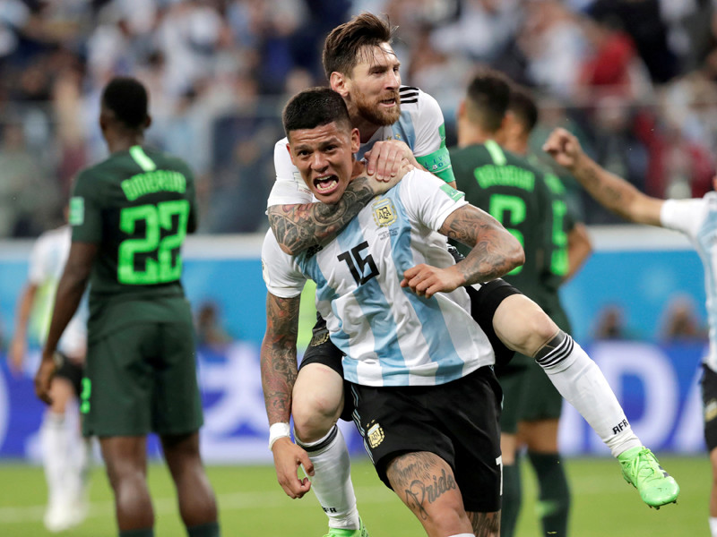 Маркос Рохо и Лионель Месси празднуют второй гол аргентинцев в ворота Нигерии