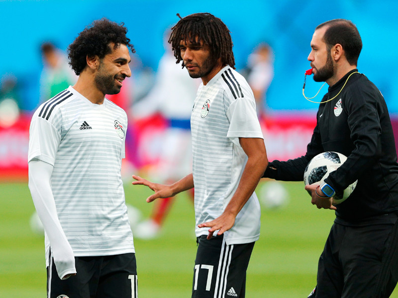 Слева направо: Мохаммед Салах и Мохамед эль-Нени на поле перед матчем группового этапа чемпионата мира по футболу между сборными России и Египта