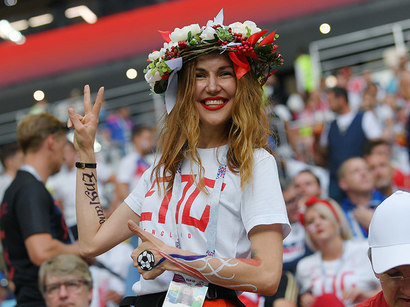 Международная федерация футбола (ФИФА) призвала телевизионных вещателей реже показывать красивых девушек на трибунах в трансляциях матчей чемпионата мира по футболу
