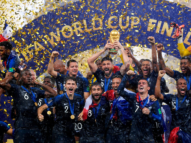 Игроки сборной Франции на церемонии награждения победителей чемпионата мира по футболу 2018