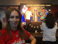 Обладатель Кубка Стэнли в составе клуба НХЛ "Вашингтон" нападающий Евгений Кузнецов представил трофей в Челябинске