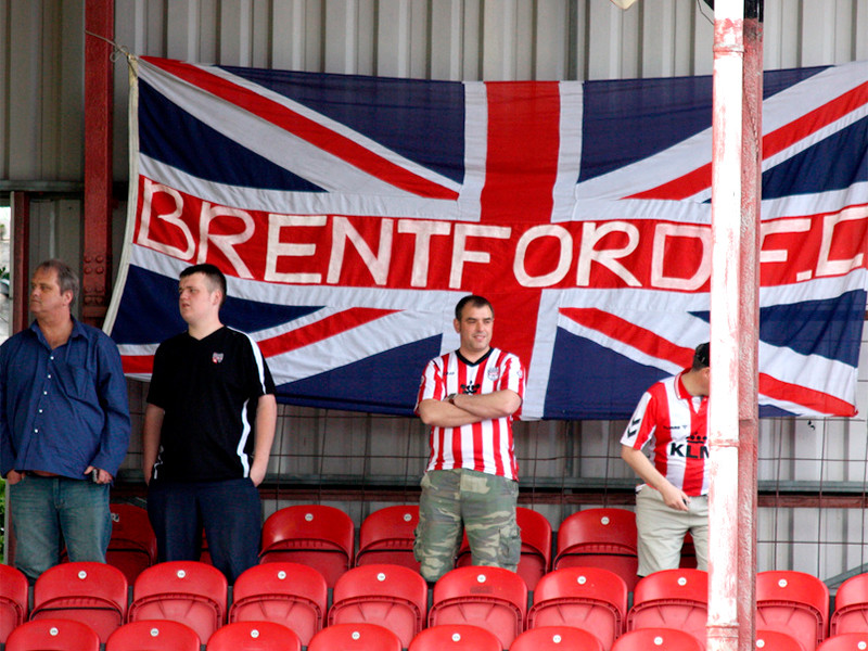 Клуб первой английской лиги "Брентфорд" заключил партнерское соглашение с похоронным агентством G Saville and Son Ltd
