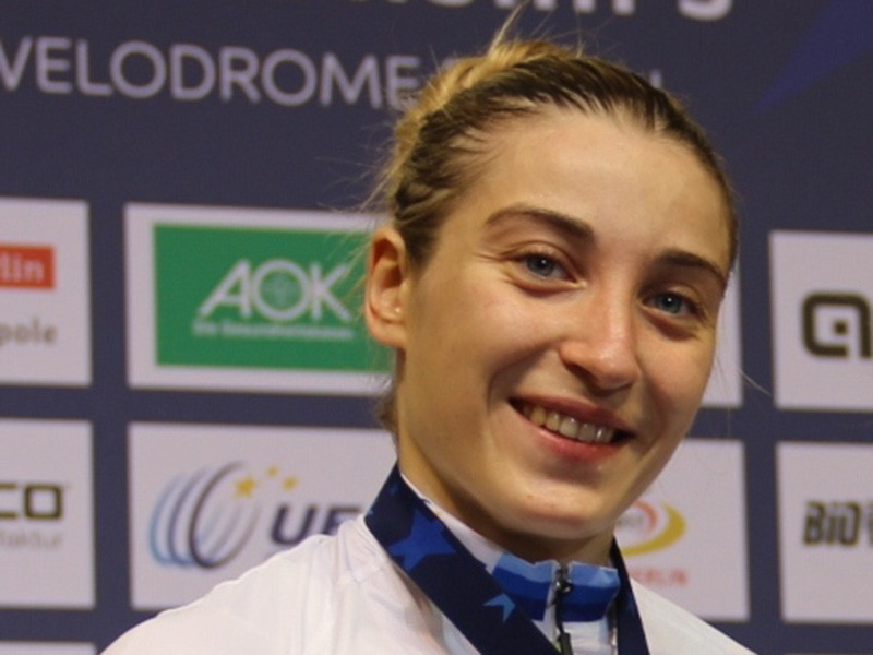 В Глазго россиянка Дарья Шмелева заняла первое место на чемпионате Европы по велоспорту на треке в спринте. В финале она оказалась сильнее соотечественницы Анастасии Войновой. Бронзовая медаль у француженки Матильды Гро
