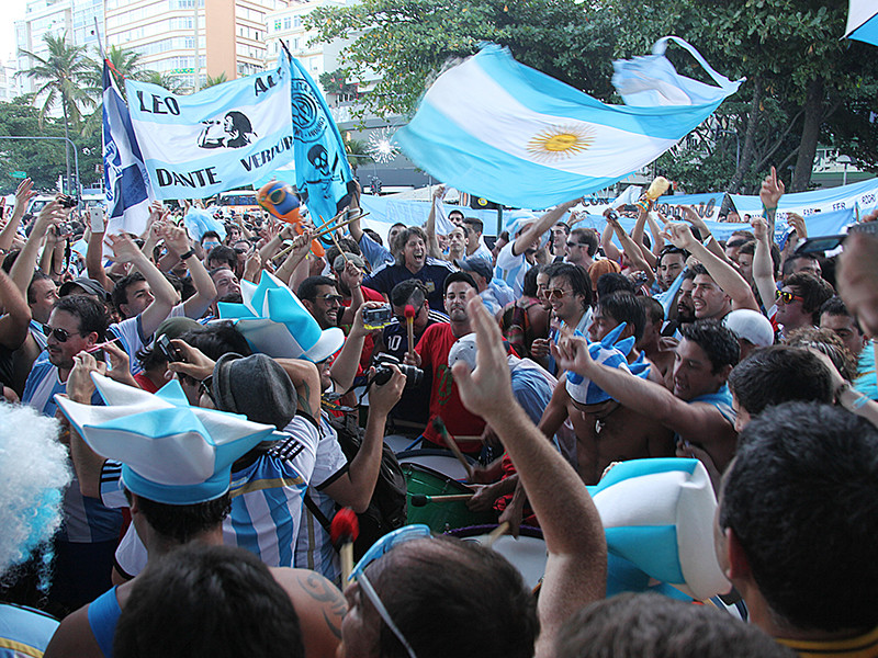Аргентинских болельщиков отлучили от футбола за оскорбление россиянок
