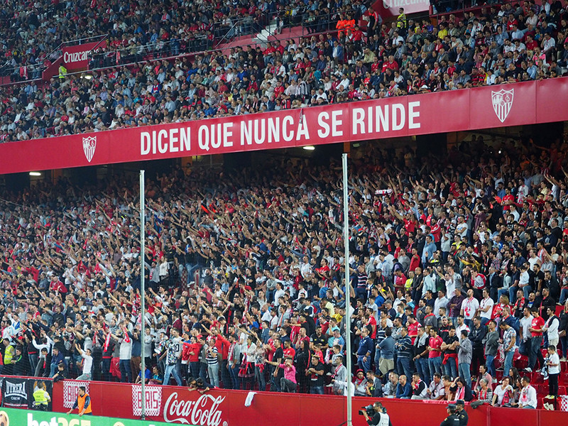 Во время матча седьмого тура чемпионата Испании по футболу "Эйбар" - "Севилья" обрушилось ограждение одной из трибун стадиона "Мунисипаль де Ипуруа"
