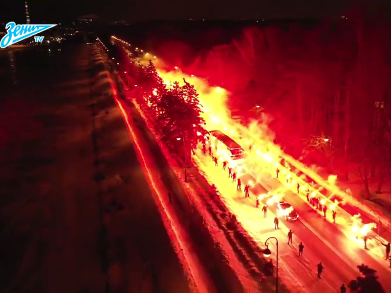 Фанаты "Зенита" устроили огненный коридор для клубного автобуса