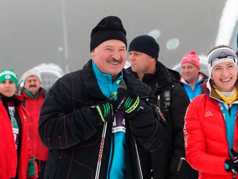 Президент Белоруссии Александр Лукашенко призвал активнее заниматься лыжным спортом. По словам главы соседнего государства, который принял участие в спортивном празднике "Минская лыжня - 2019", именно лыжный спорт является залогом красоты и здоровья


