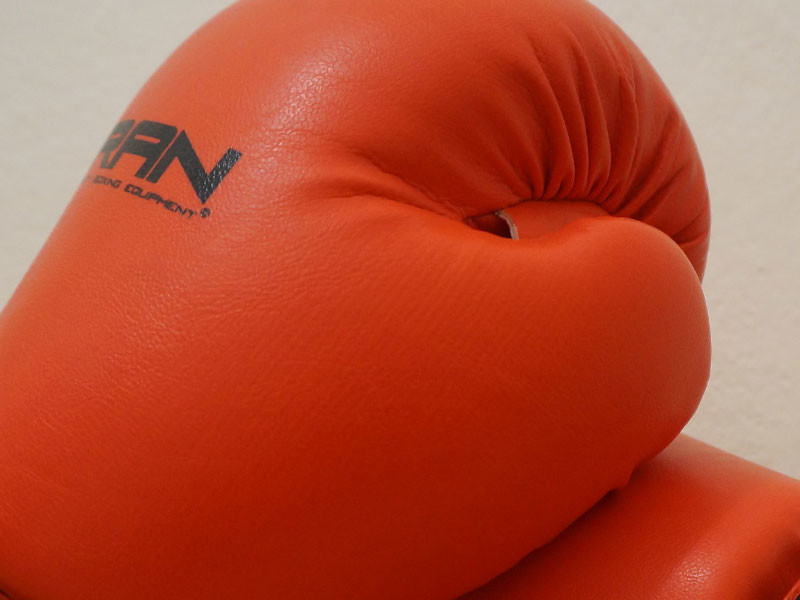 Французский боксер поплатился нокаутом за насмешки над более слабым соперником
