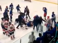 В Канаде тренер, разнимая дерущихся хоккеистов, не выдержал и стал бить соперников клюшкой (ВИДЕО)