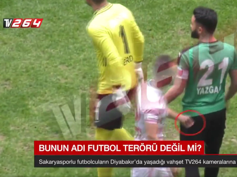 В Турции футболист изрезал соперников пронесенной на поле бритвой