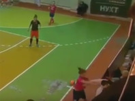 Украинская футболистка во время матча врезала тренеру кулаком по лицу (ВИДЕО)