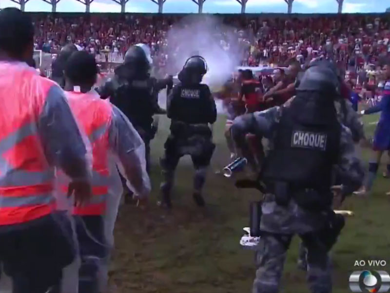 В Бразилии футболистов усмиряли после матча слезоточивым газом
