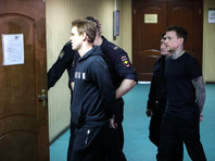 Футболисты Александр Кокорин и Павел Мамаев (слева направо на первом плане), обвиняемые в хулиганстве по предварительному сговору, в здании Пресненского районного суда