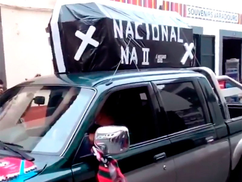 В Португалии фанат катался с гробом на крыше машины после провала ненавистного клуба
