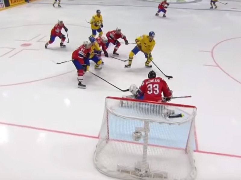 Хоккеисты сборной Швеции добились разгромной победы над командой Норвегии в матче третьего тура группового этапа чемпионата мира в Словакии. Действующие чемпионы мира переиграли своих географических соседей со счетом 9:1