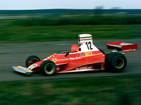 Ники Лауда провел в "Формуле-1" 13 сезонов, одержав 25 побед. Звание чемпиона мира он завоевал трижды - в 1975, 1977 и 1984 годах. С 2012 года ветеран занимал пост неисполнительного директора команды "Мерседес"
