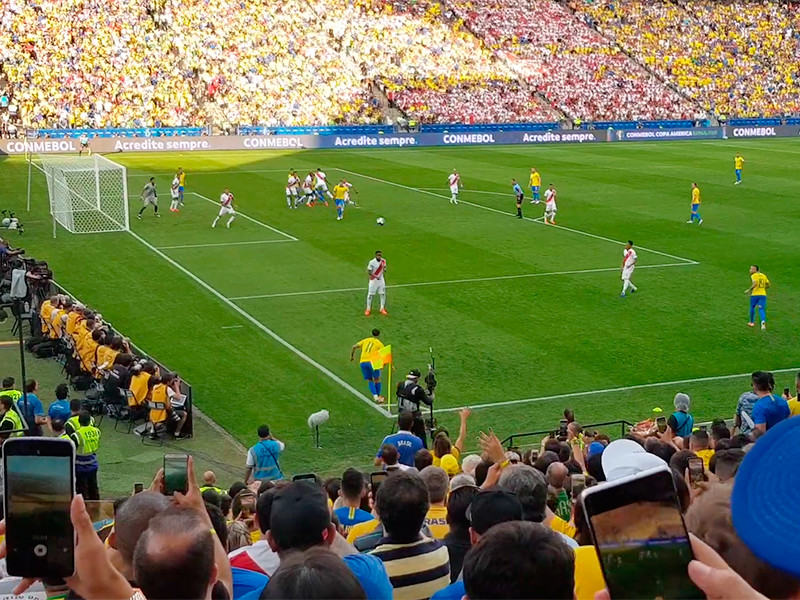 В Сан-Паулу футболисты сборной Бразилии со счетом 5:0 обыграли команду Перу в заключительном матче группового этапа и с первого места вышли в плей-офф Кубка Америки, который проходит на их родине

