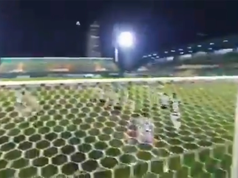 Во время матча 10-го тура чемпионата Бразилии по футболу между клубами "Шапекоэнсе" и "Атлетико Минейро" (1:2) зрители стали свидетелями аномального полета мяча по странной траектории