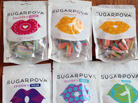 32-летняя спортсменка сфотографировалась в футболке с радужными буквами на мероприятии, посвященном старту продаж ее конфет Sugarpova в лондонском сетевом магазине Kingdom Of Sweets