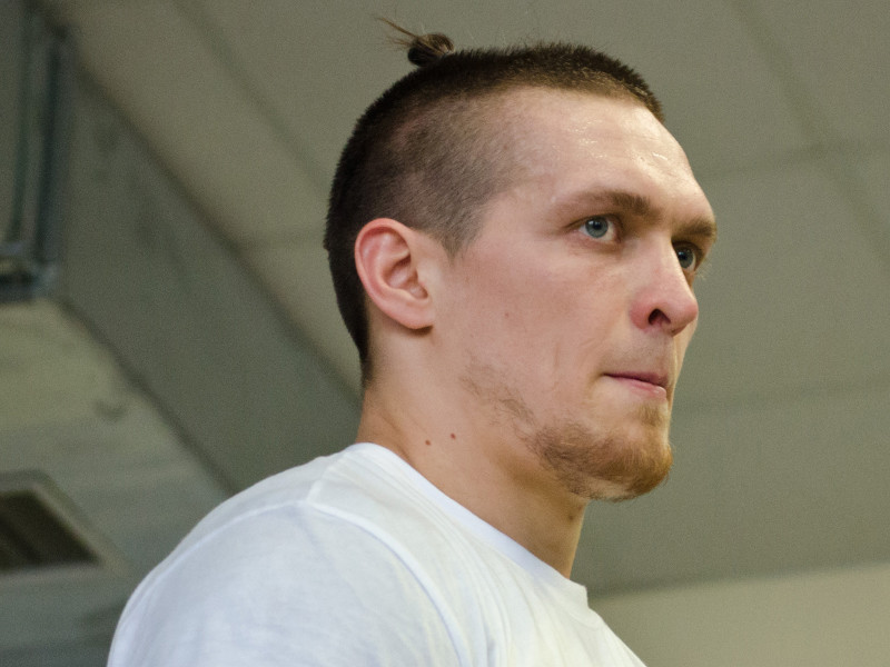 Украинец Усик дебютирует в тяжелом весе поединком против боксера из РФ