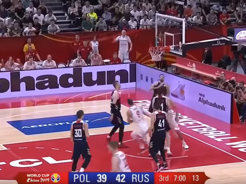 Российские баскетболисты проиграли полякам в матче второго раунда Кубка мира
