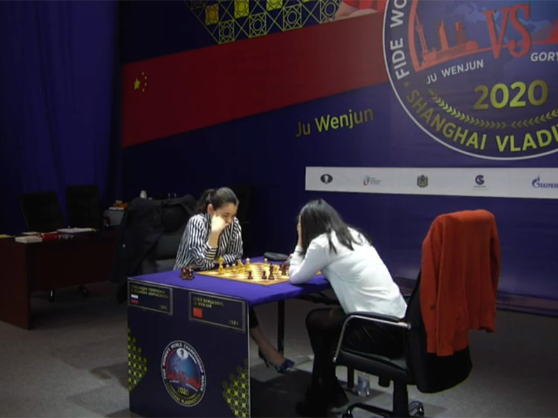 Россиянка Александра Горячкина проиграла китаянке Цзюй Вэньцзюнь в матче за звание чемпионки мира по шахматам, который проходил во Владивостоке