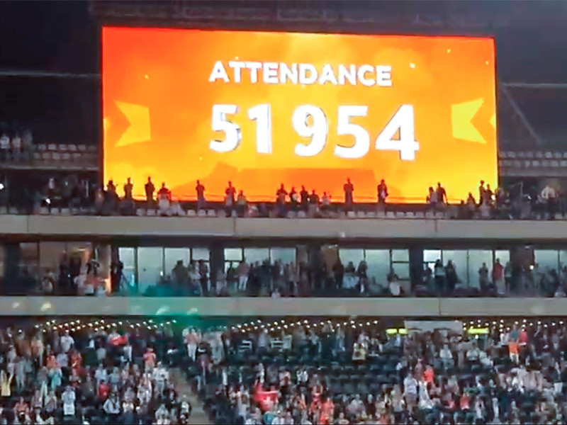 Выставочный благотворительный матч между швейцарцем Роджером Федерером и испанцем Рафаэлем Надалем в ЮАР установил мировой рекорд по посещаемости. На футбольном стадионе "Кейптаун" состоялось мероприятие, которые посетили 51 954 зрителя
