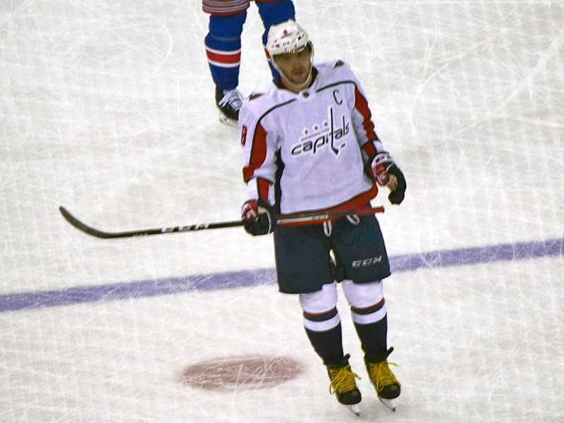 Овечкин вышел на первое место в гонке снайперов НХЛ после 27-го хет-трика в карьере