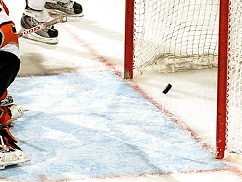 Хоккеисты "Торонто" уступили "Каролине" со счетом 3:6 в домашнем матче регулярного чемпионата НХЛ. Игру в воротах гостей начинал Джеймс Раймер, но в середине первого периода он получил травму и его заменил Петр Мразек


