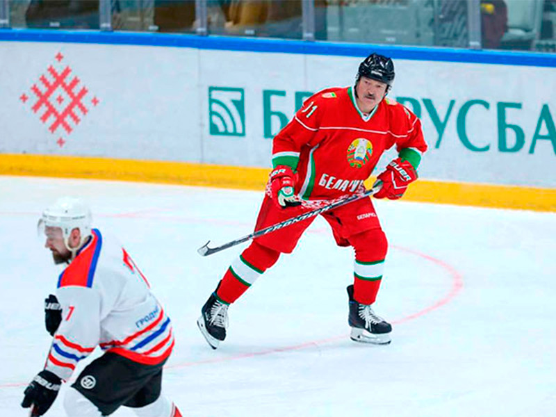 Президент Белоруссии Александр Лукашенко в субботу принял участие в хоккейном матче в рамках республиканских соревнований среди любителей на призы Президентского спортивного клуба

