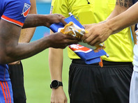 УЕФА из-за коронавируса отменил традицию рукопожатий перед футбольными матчами
