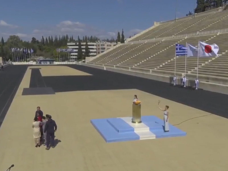 Греки по-быстрому передали олимпийский огонь японцам на пустом стадионе в Афинах