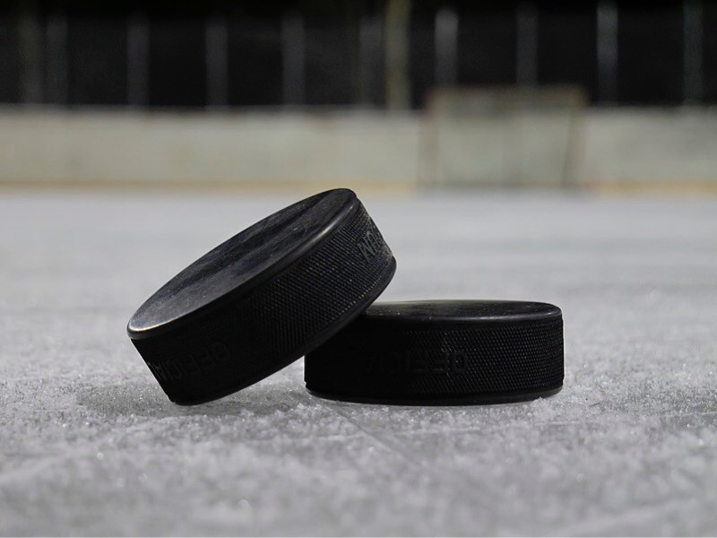 Национальная хоккейная лига (НХЛ) приостановила регулярный чемпионат из-за коронавируса. Лига планирует "возобновить матчи как можно скорее, если это будет уместно"