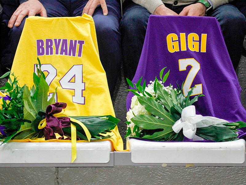 Погибший пятикратный чемпион НБА Коби Брайант будет введен в Зал славы баскетбола имени Джеймса Нейсмита. Знаменитый баскетболист и его дочка Джанна погибли погибли в результате крушения вертолета 26 января в Калабасасе, штат Калифорния