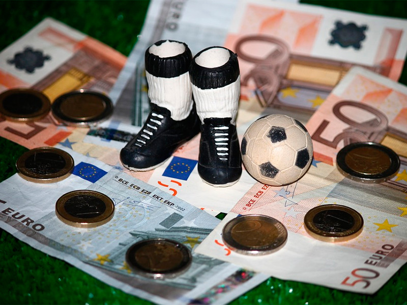 Футбольные клубы Английской премьер-лиги потеряют около 1,3 млрд евро, если текущий сезон не будет доигран из-за коронавируса

