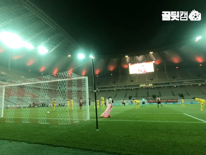 В минувшее воскресенье "Сеул" провел свой первый домашний матч чемпионата Южной Кореи по футболу, стартовавшего на фоне ослабления в стране пандемии коронавируса