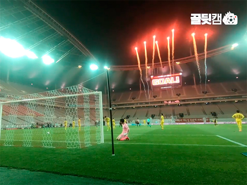 В воскресенье футбольный клуб "Сеул" провел свой первый домашний матч чемпионата Южной Кореи по футболу, стартовавшего на фоне ослабления в стране пандемии коронавируса
