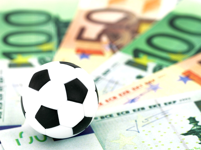 Как минимум шесть клубов итальянской футбольной серии А заморозили выплаты зарплат игрокам с января

