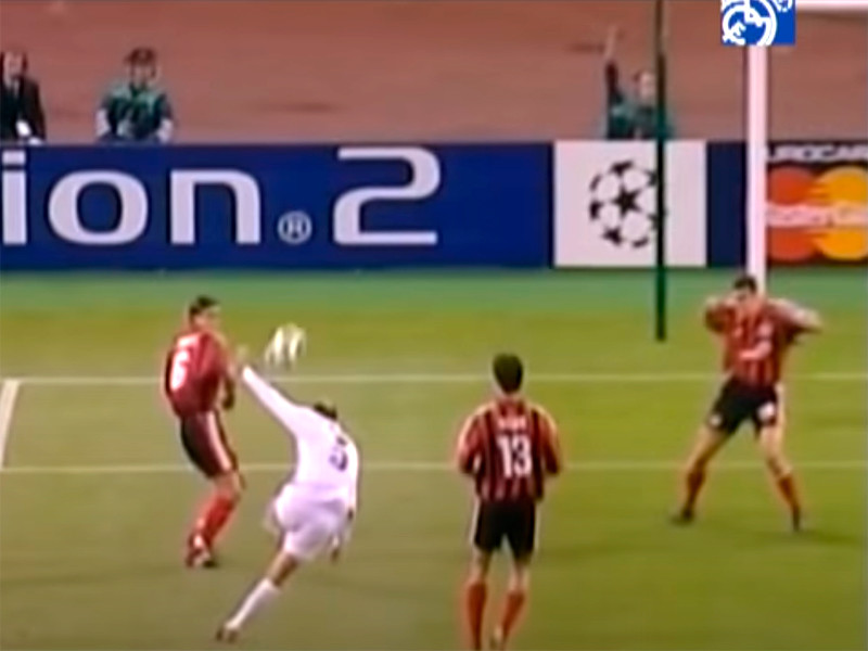 Лучшим в истории соревнования назван мяч Зинедина Зидана, выступавшего за испанский "Реал", в ворота немецкого "Байера" в финале Лиги чемпионов 2002 года