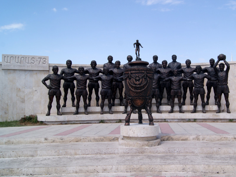 Статуя легендарного советского футболиста и тренера Никиты Симоняна, входившая в скульптурную группу "Арарат-73" у стадиона "Раздан" в Ереване, была украдена неизвестными