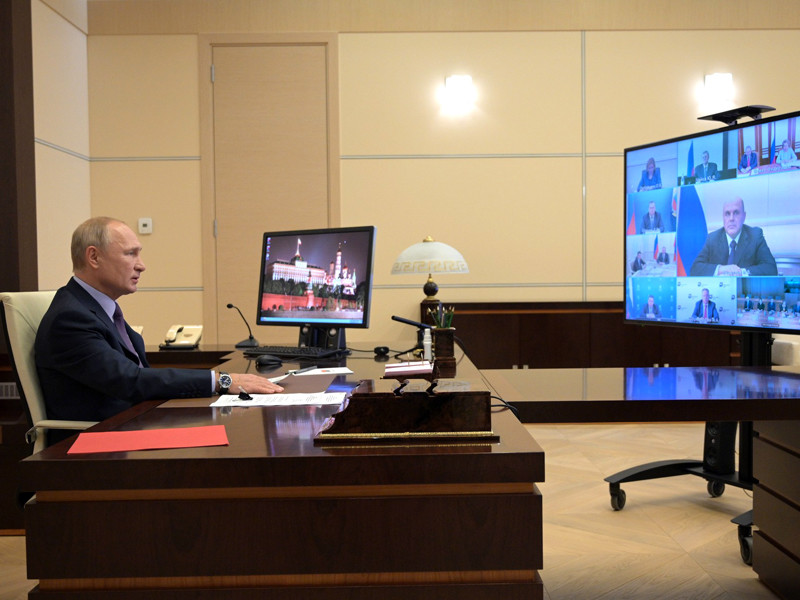 Президент России Владимир Путин из своей подмосковной резиденции в Ново-Огарево призвал уделять больше внимания созданию инфраструктуры для занятия спортом на региональном и муниципальном уровнях