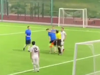 Арбитр ударил футболиста кулаком в лицо во время товарищеского матча команд ПФЛ