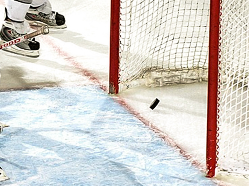 В Торонто хоккеисты "Каролины" в матче предварительного раунда плей-офф победили "Нью-Йорк Рейнджерс" со счетом 3:2 в первой официальной встрече НХЛ после паузы, вызванной пандемией коронавируса

